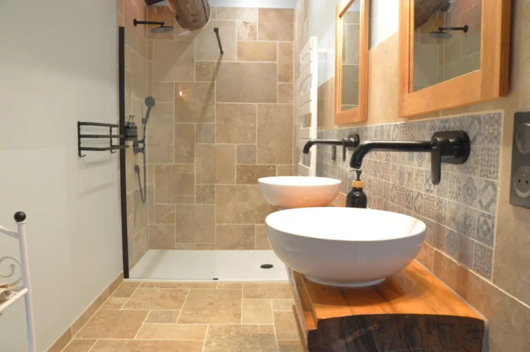 Salle d'eau moderne et poutre chêne chambre d'hôtes Gard