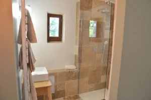 Salle d'eau moderne dans gîte proche Alès