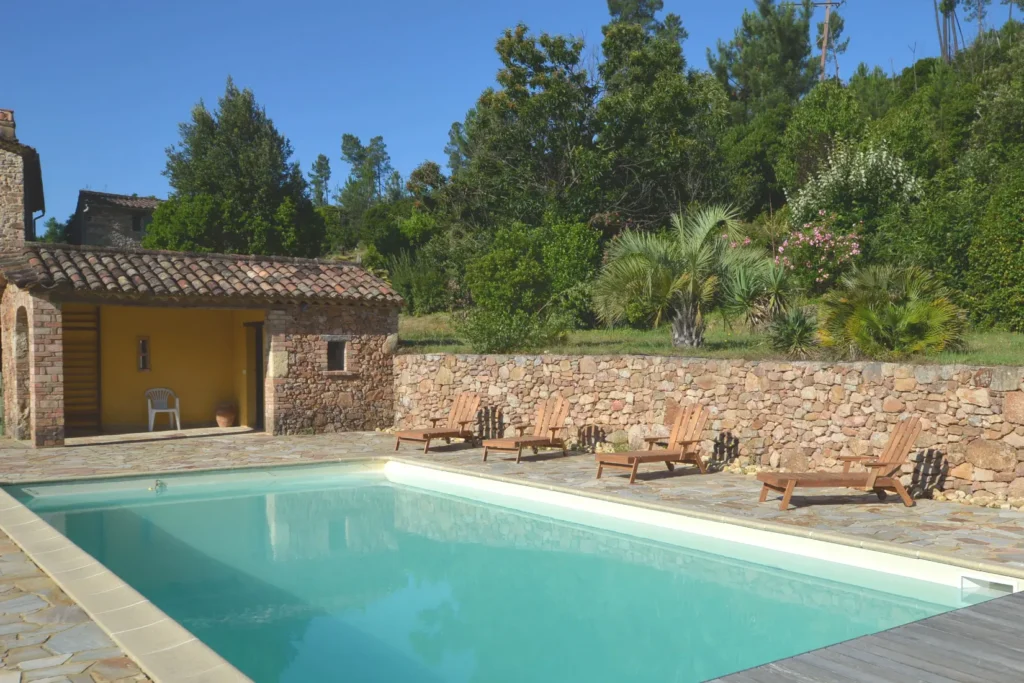 Piscine et jardin dans maison d'hôtes proche Alès