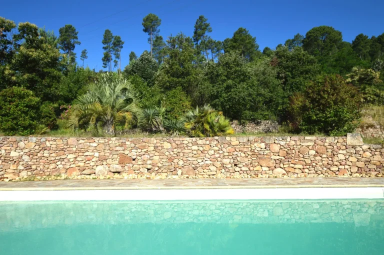 Piscine et jardin dans maison d'hôtes proche Anduze